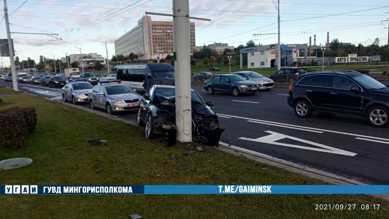 Водитель BMW врезался в столб в Минске и убежал