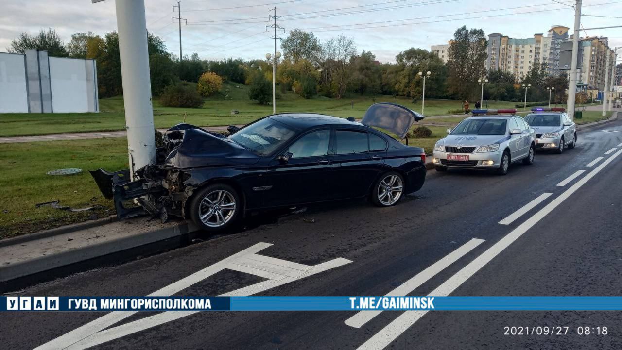 Водитель BMW врезался в столб в Минске и убежал
