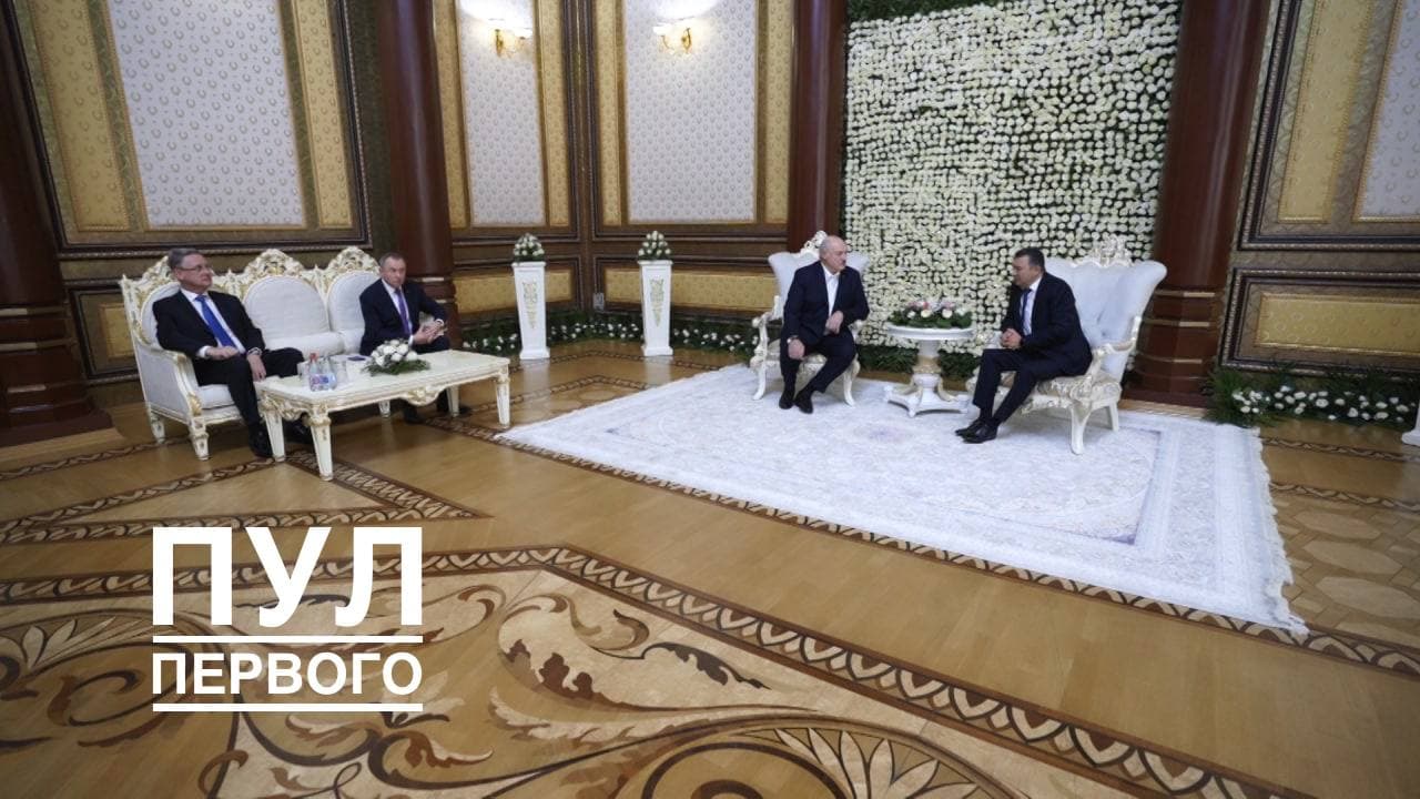Белый ковер и море белых роз: президент Таджикистана принял Лукашенко