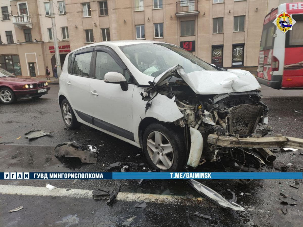 В центре Минска столкнулись две легковушки