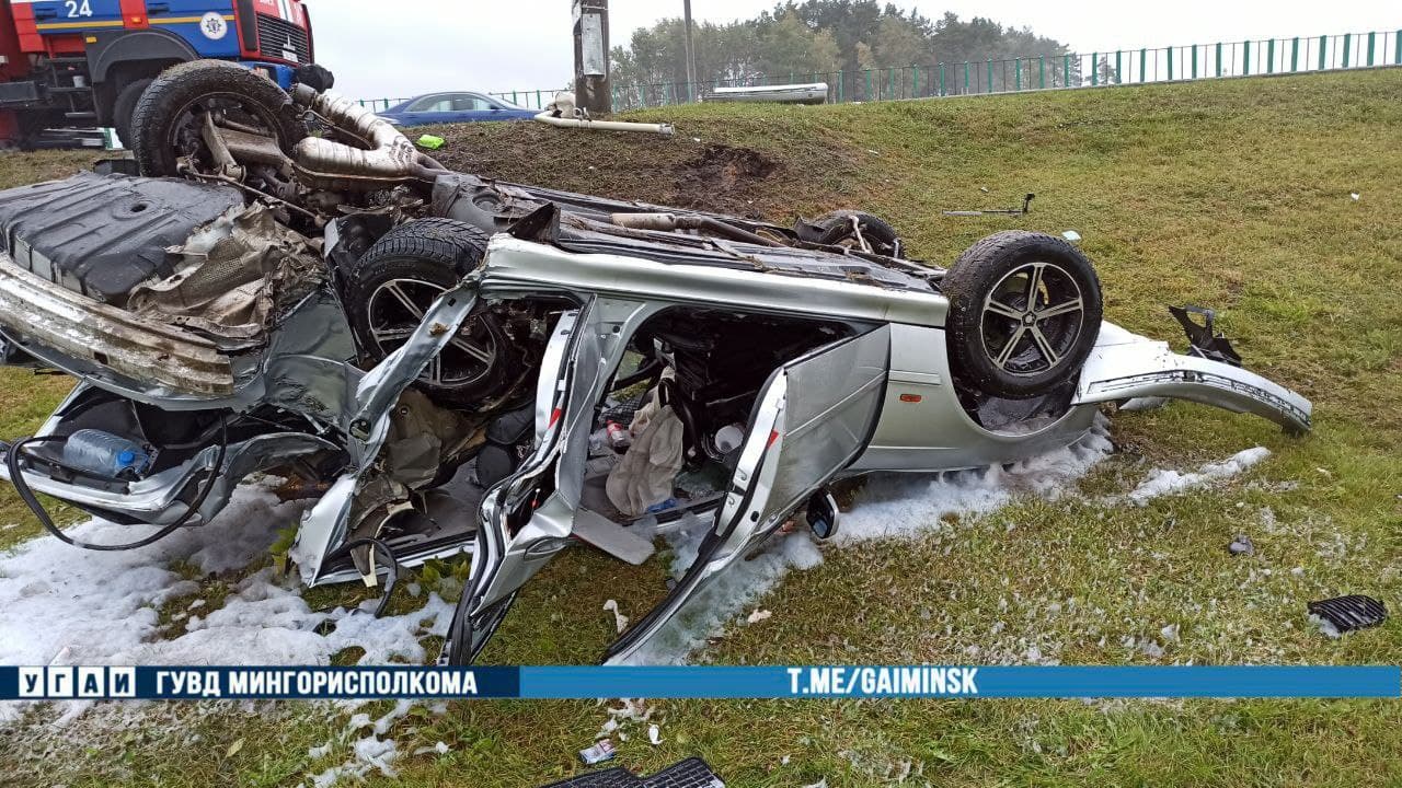 BMW после аварии на МКАД врезалась в столб и перевернулась