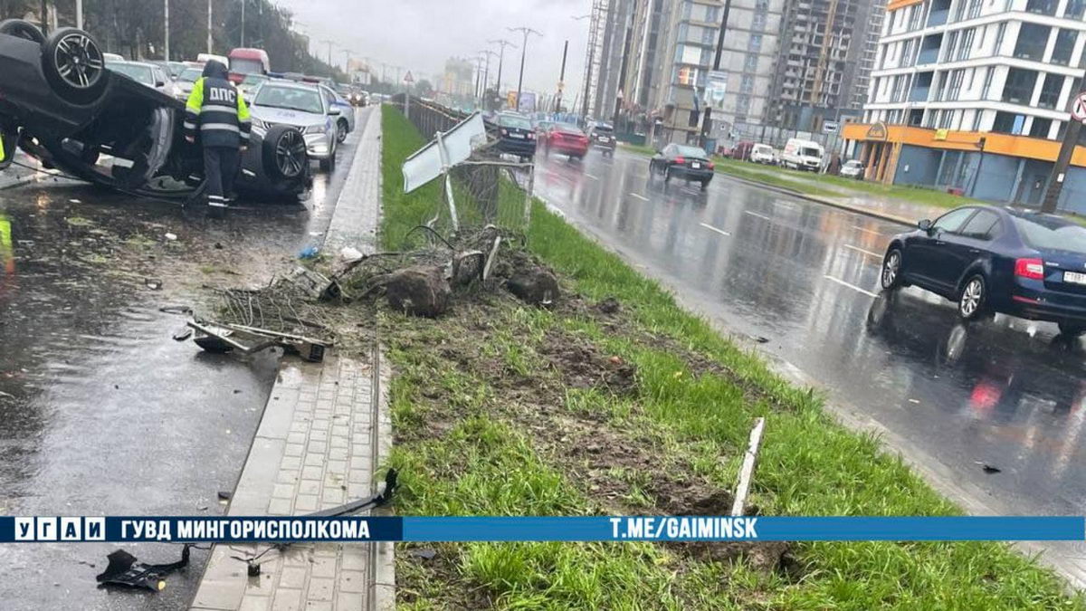 В Минске водитель BMW с 2 промилле протаранил забор и опрокинулся