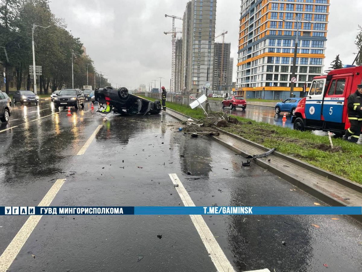 В Минске водитель BMW с 2 промилле протаранил забор и опрокинулся