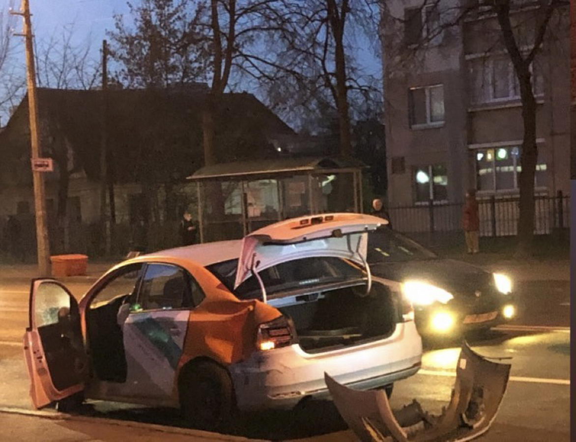 ДТП в Минске: авто милиции влетело в светофор