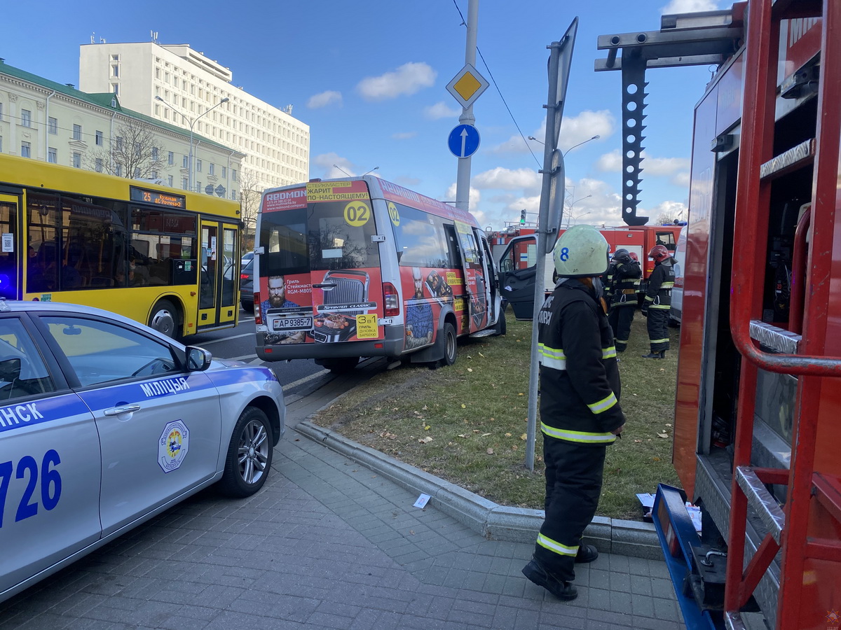 Маршрутка врезалась в столб в Минске