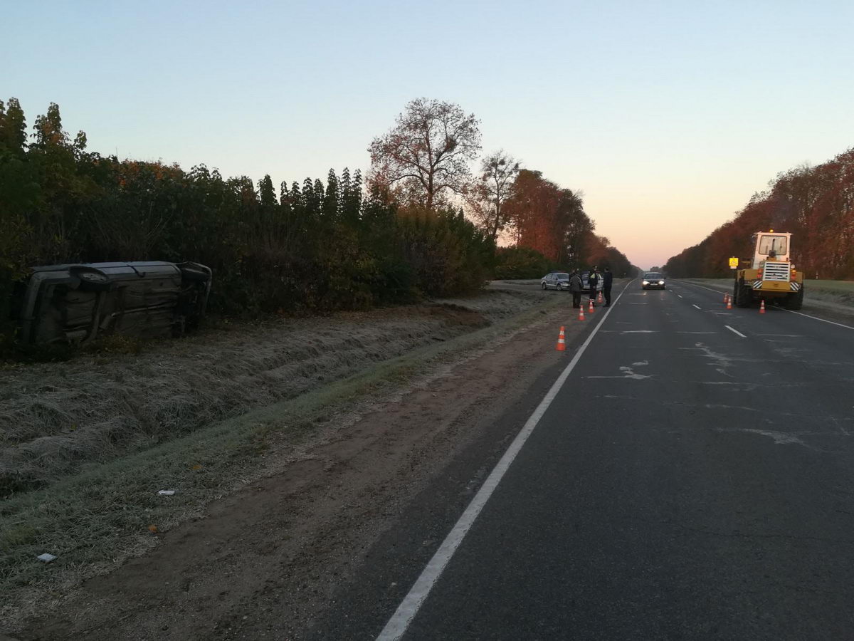 Под Гродно авто опрокинулось в кювет при попытке обгона