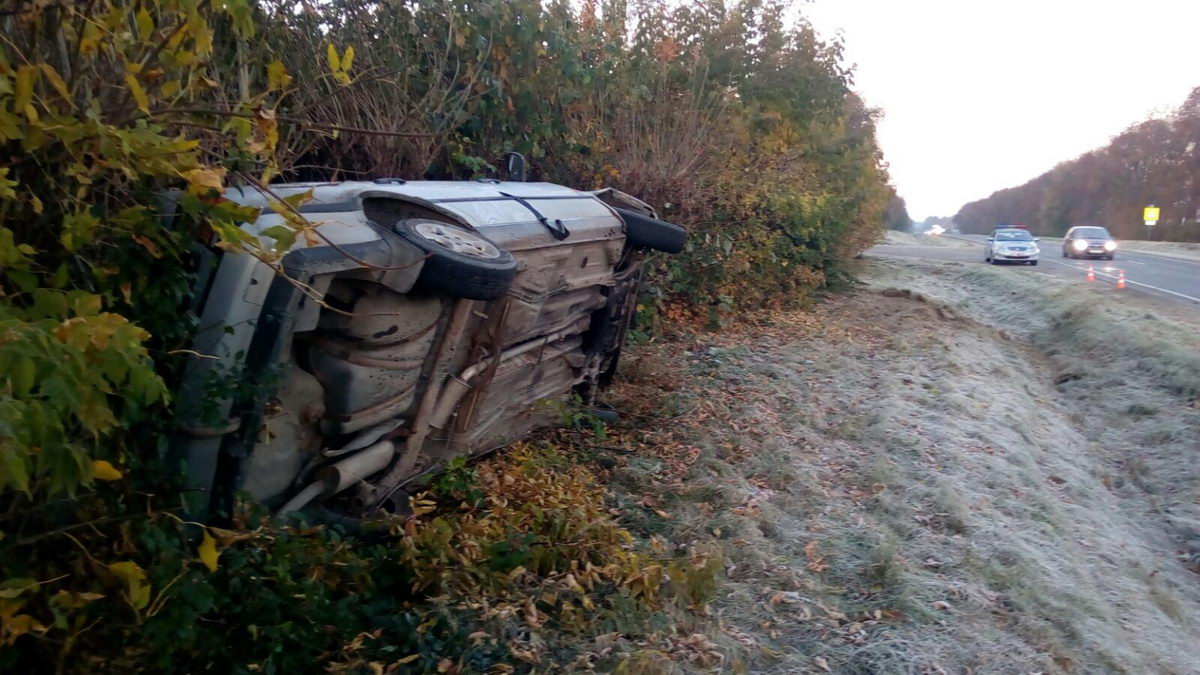 Под Гродно авто опрокинулось в кювет при попытке обгона