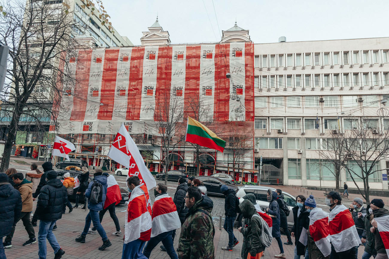 Беларусы в Киеве вышли на акцию и передали обращение Меркель: фоторепортаж