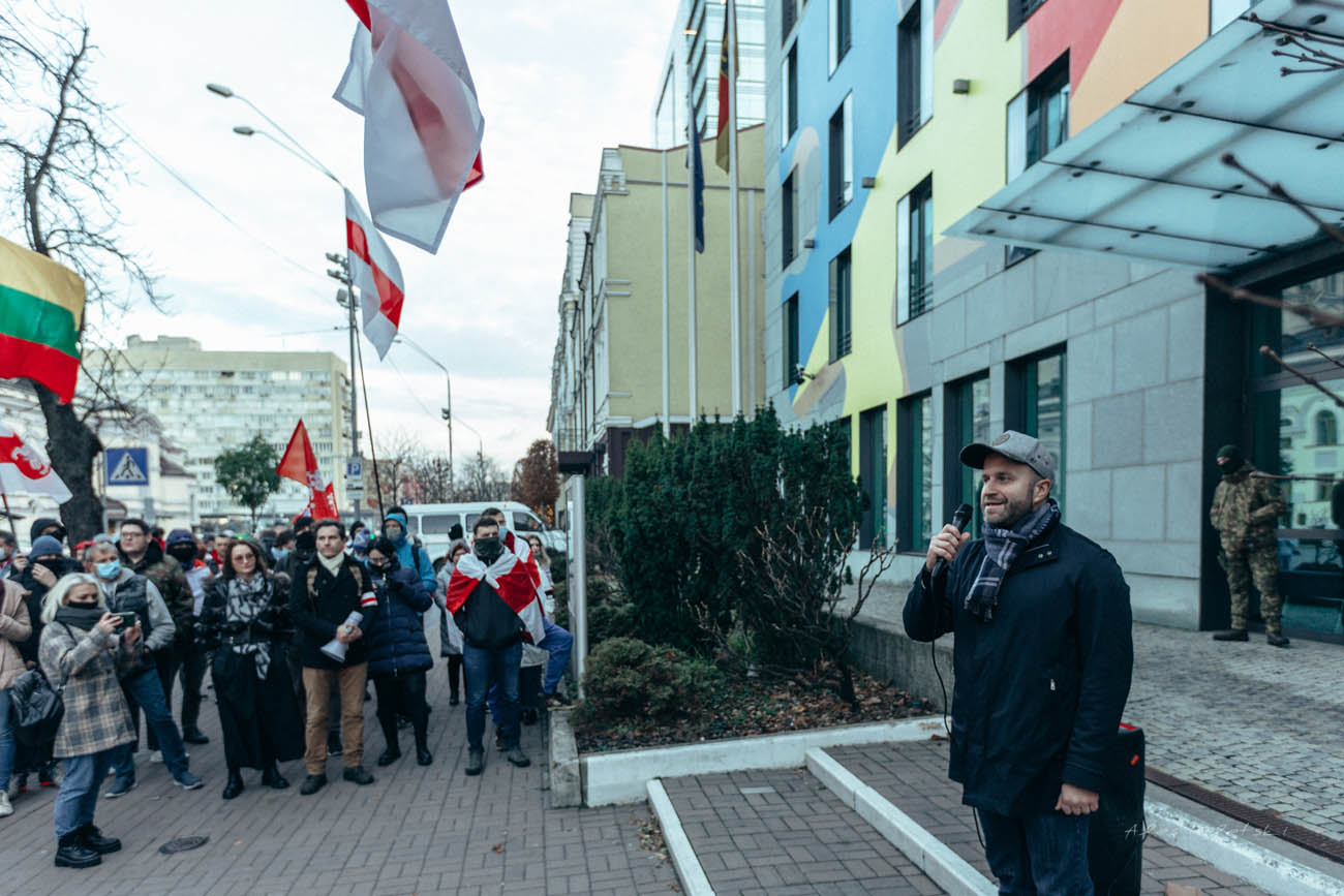 Беларусы в Киеве вышли на акцию и передали обращение Меркель: фоторепортаж
