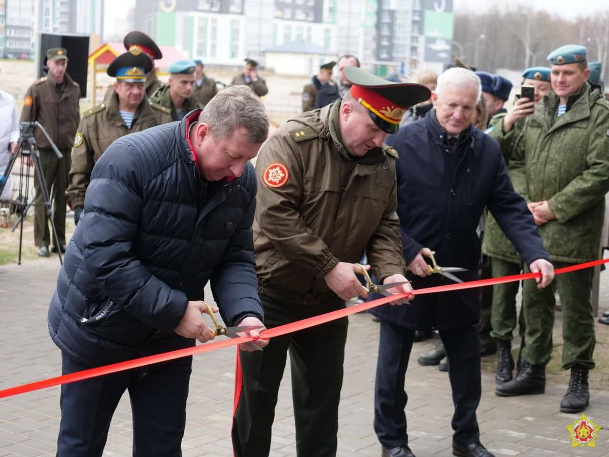 Хренин вручил военным ключи от квартир - фотофакт