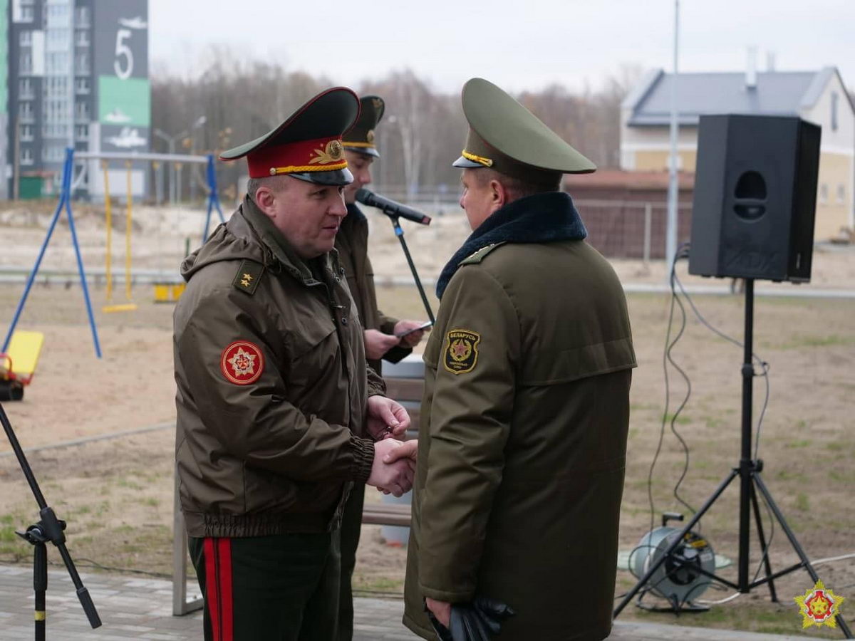 Хренин вручил военным ключи от квартир - фотофакт