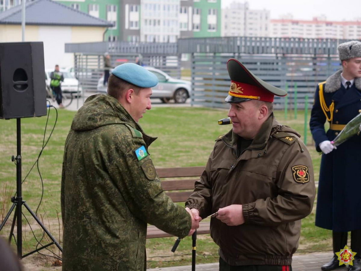 Хренин вручил военным ключи от квартир - фотофакт