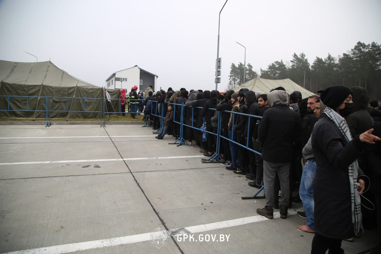 В логистическом центре переночевали около тысячи мигрантов