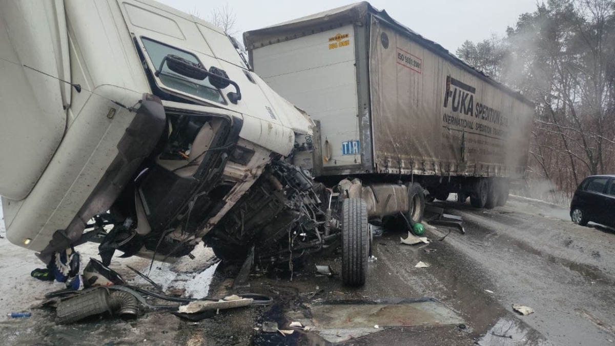 В ДТП с фурой и автобусом под Черниговом погибло 13 человек