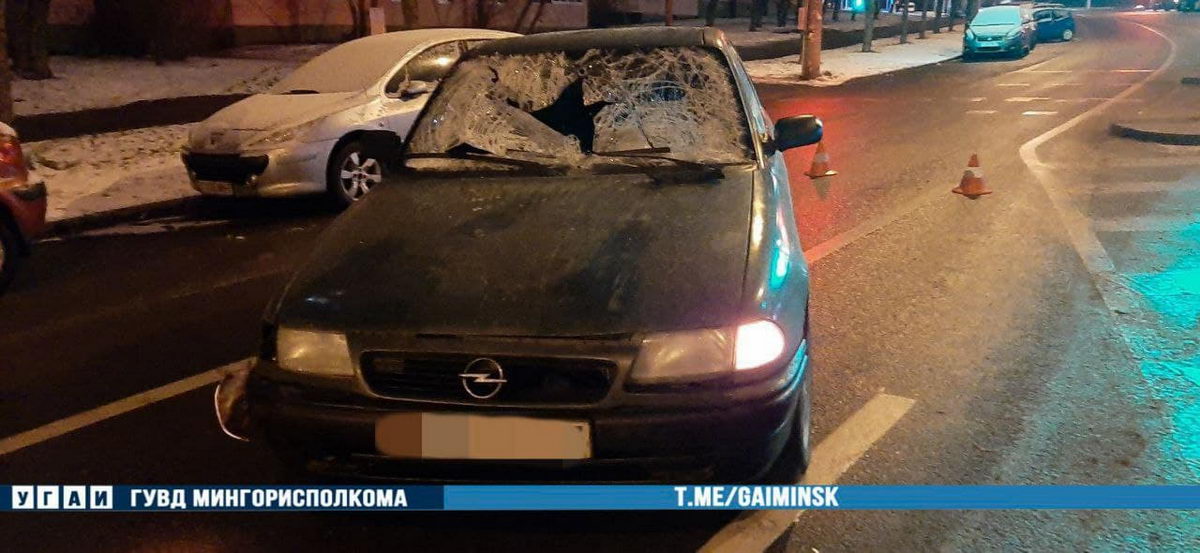 Пешеходы переходили на красный и попали под колеса авто в Минске