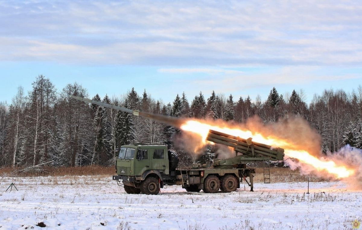 На Осиповичском полигоне испытывают обновленную систему залпового огня «Ураган»