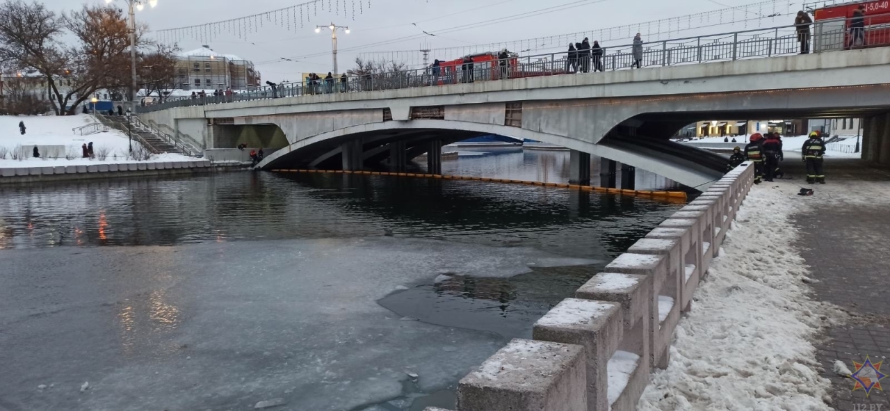 В Свислочи в центре Минска обнаружили маслянистое пятно