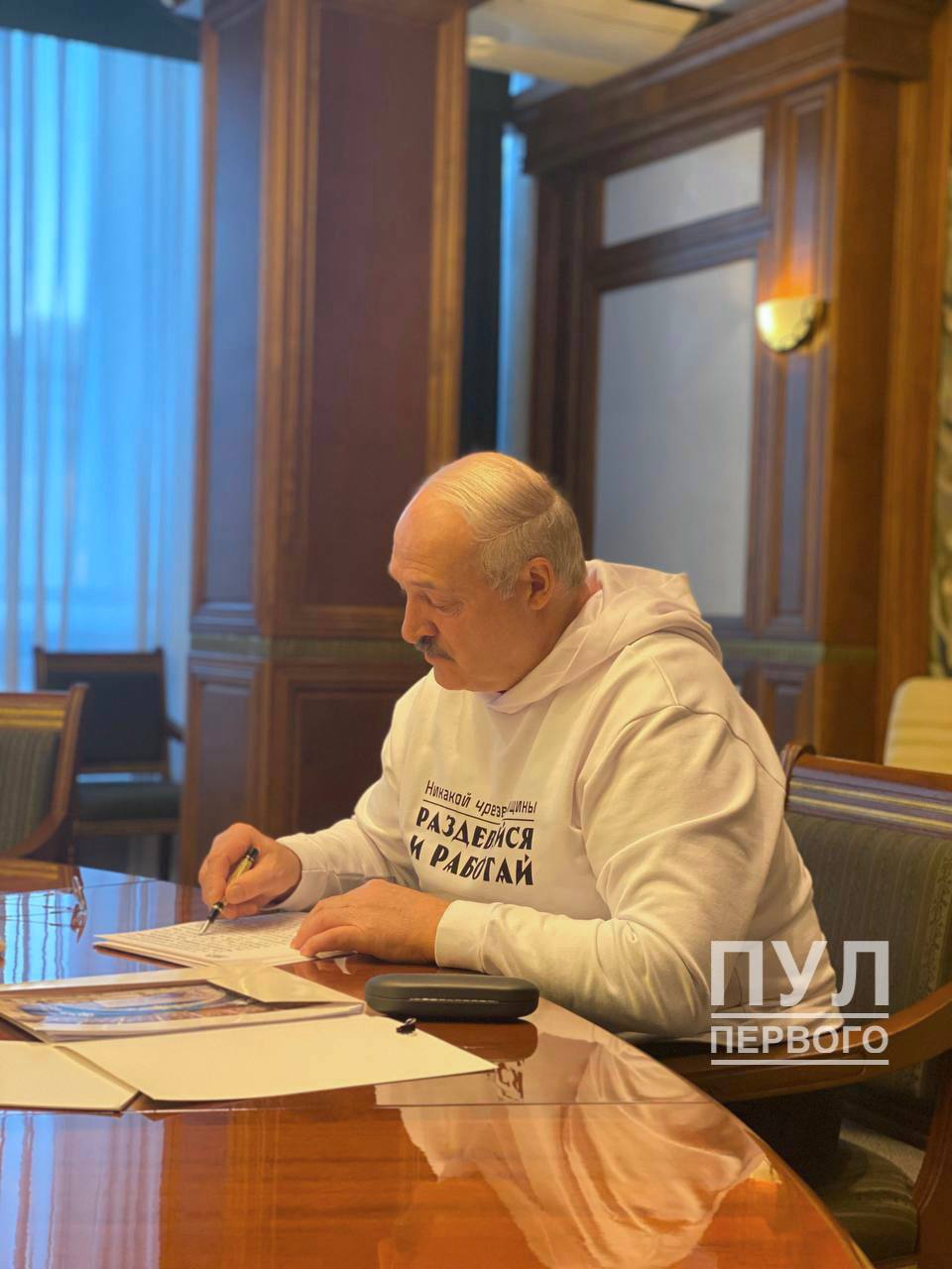 Фотофакт: Лукашенко надел худи с надписью "Раздевайся и работай"