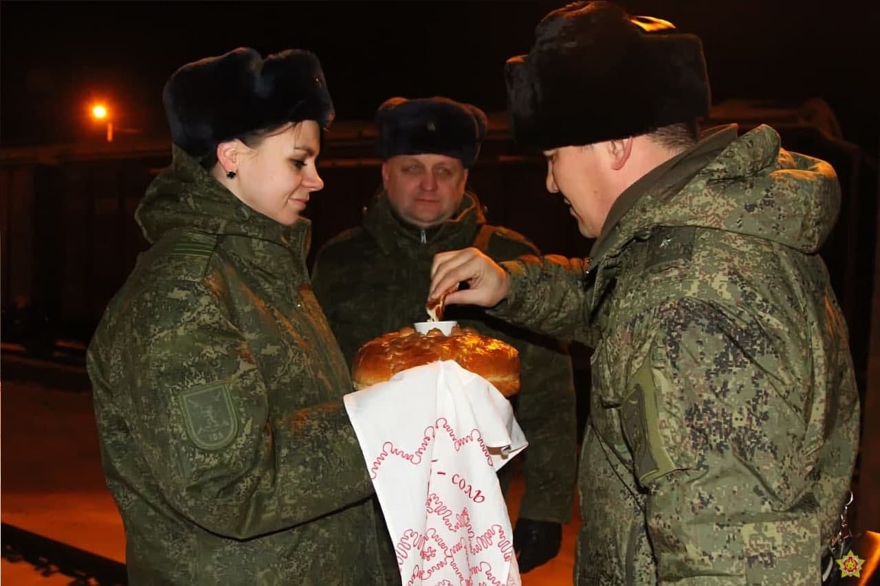 Минобороны показало встречу российских военных под Барановичами