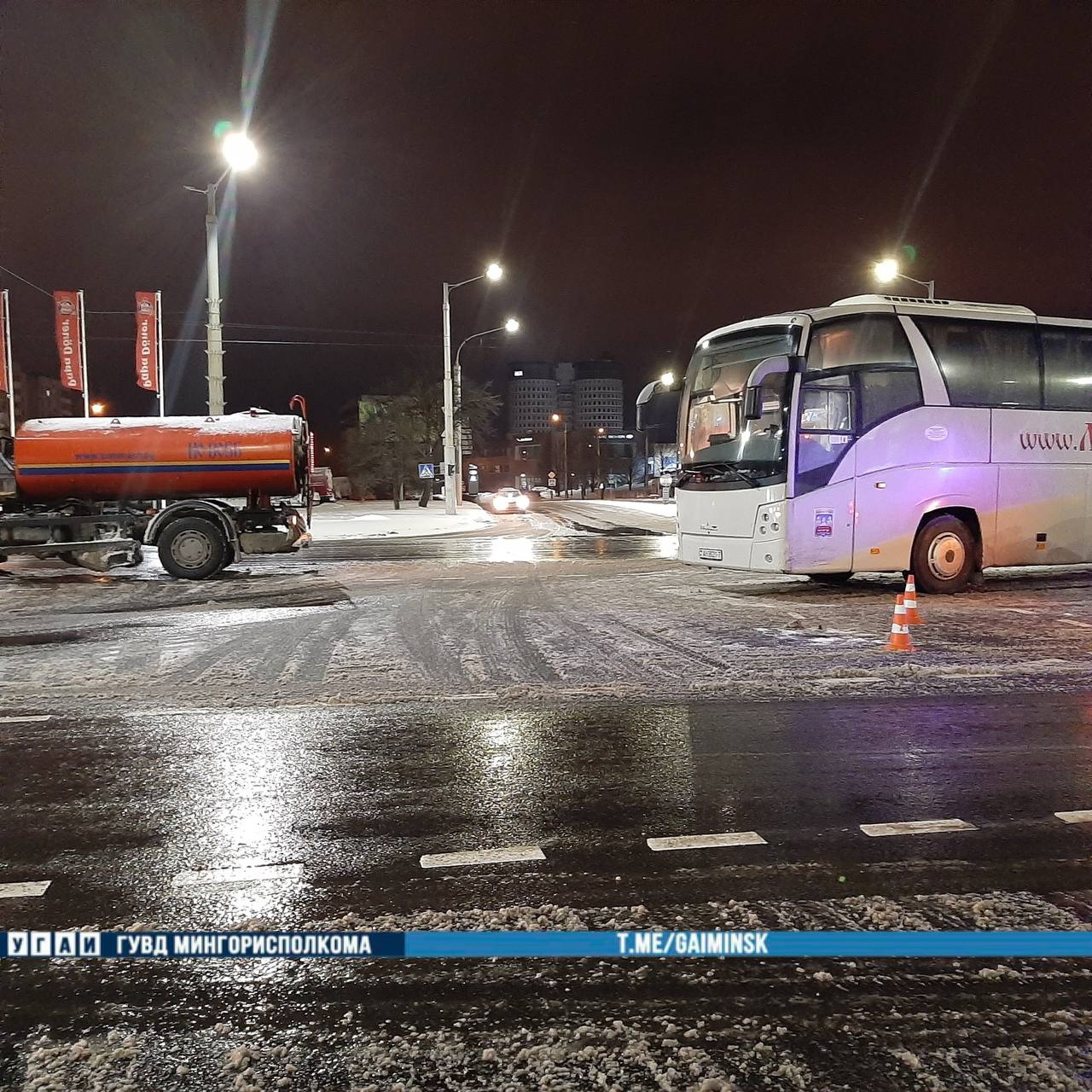 Каршеринговый автомобиль столкнулся с автобусом в Минске