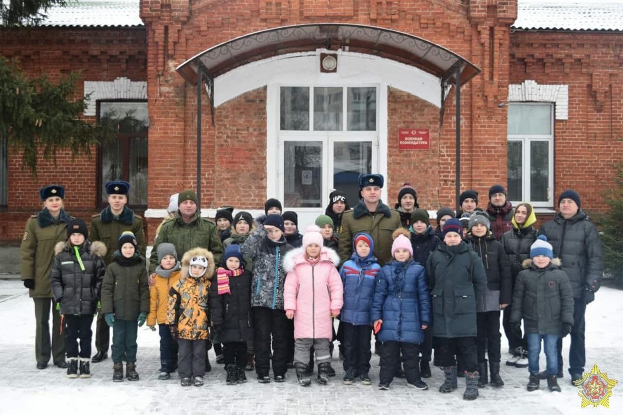 В Бобруйске детей позвали в военную комендатуру и дали автоматы - фотофакт