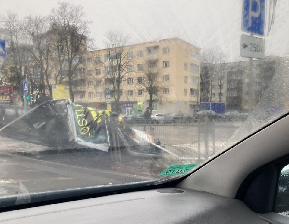 Упавший светящийся "МАЗ" и другие последствия ветра в Минске - видео и фото