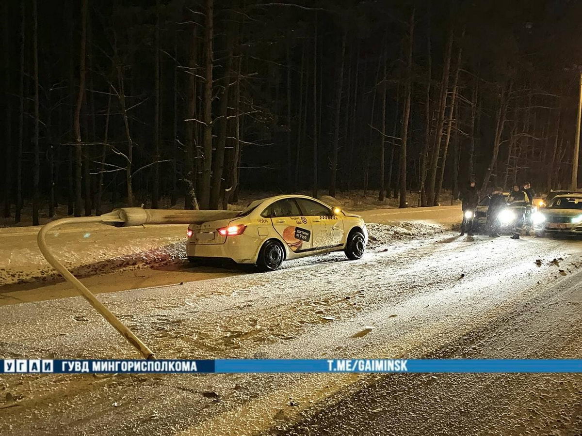 Водитель "Яндекс.Такси" влетел в столб в Минске