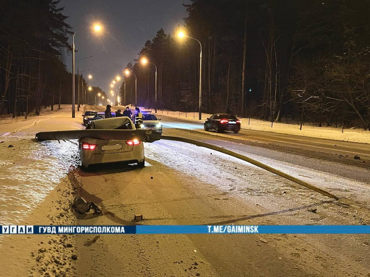 Водитель "Яндекс.Такси" влетел в столб в Минске