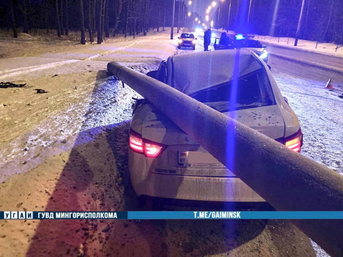 Водитель "Яндекс.Такси" влетел в столб в Минске