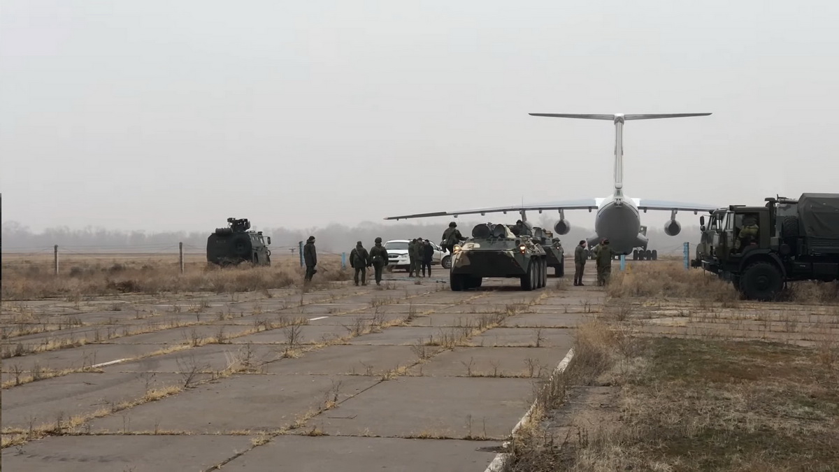 Беларусские военные на казахстанском аэродроме Жетыген - видеофакт