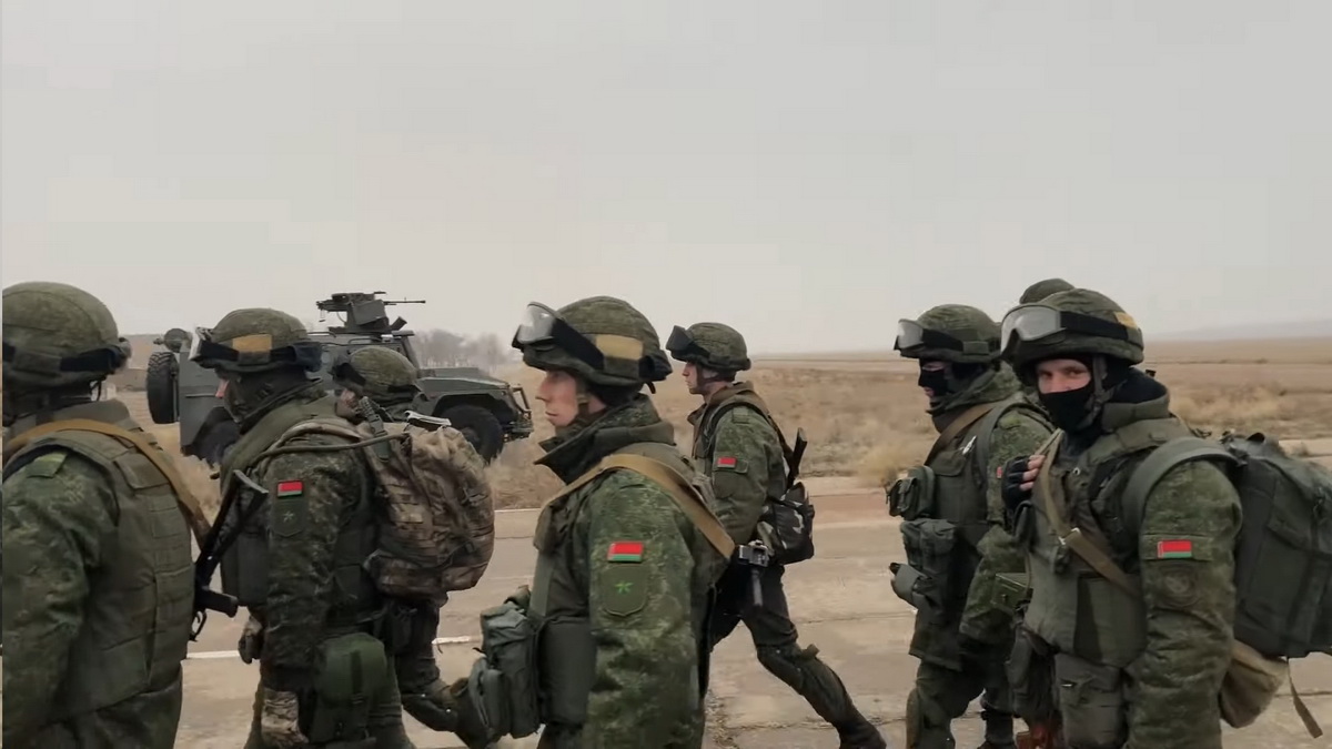Беларусские военные на казахстанском аэродроме Жетыген - видеофакт