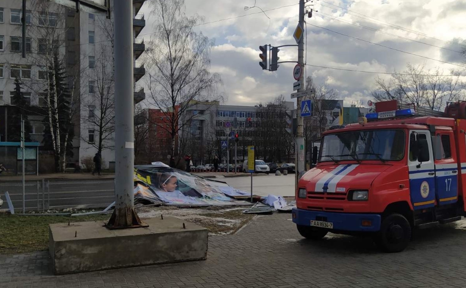 Упавший светящийся "МАЗ" и другие последствия ветра в Минске - видео и фото