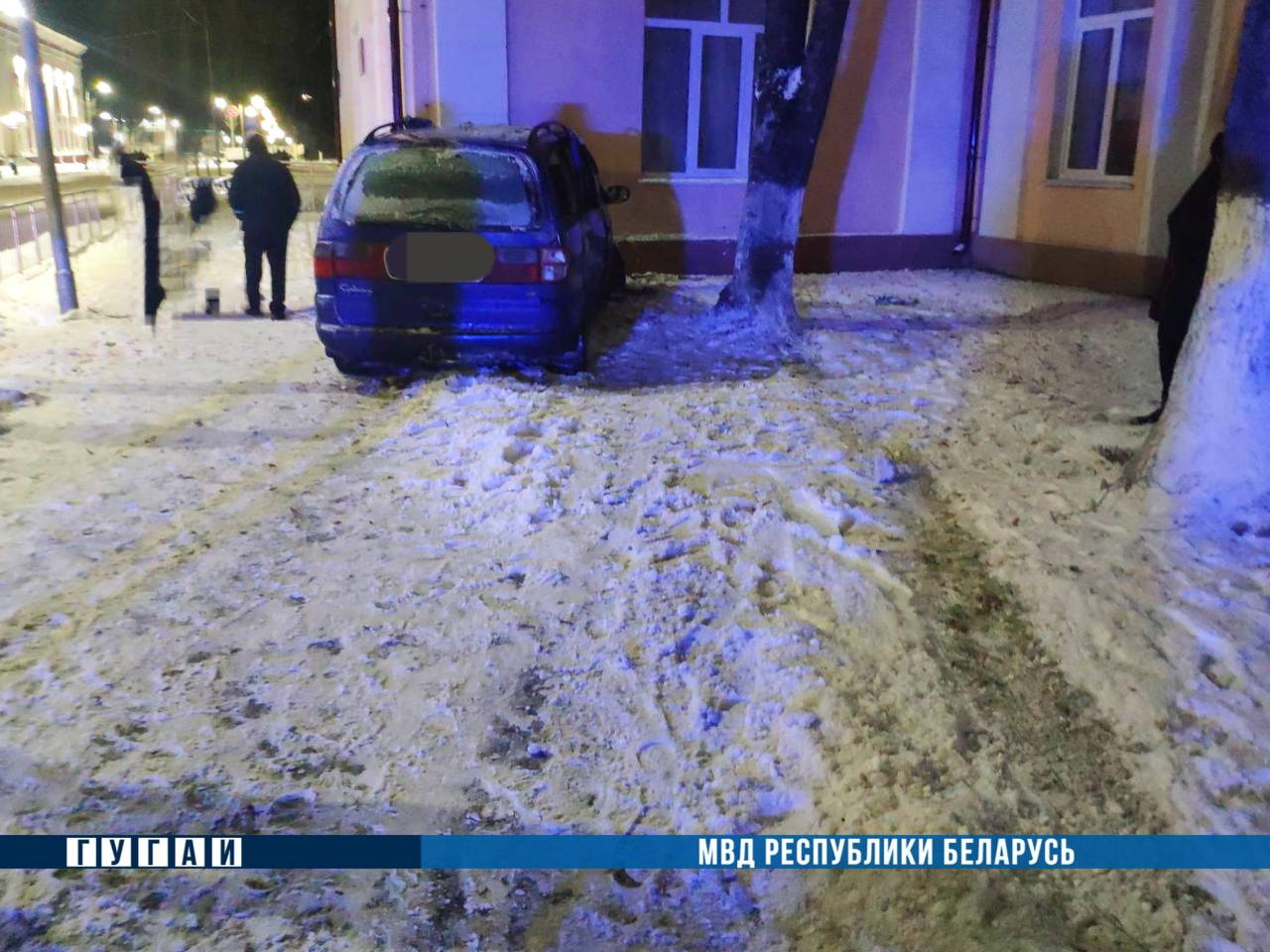 Молодой мозырянин врезался в дерево и здание