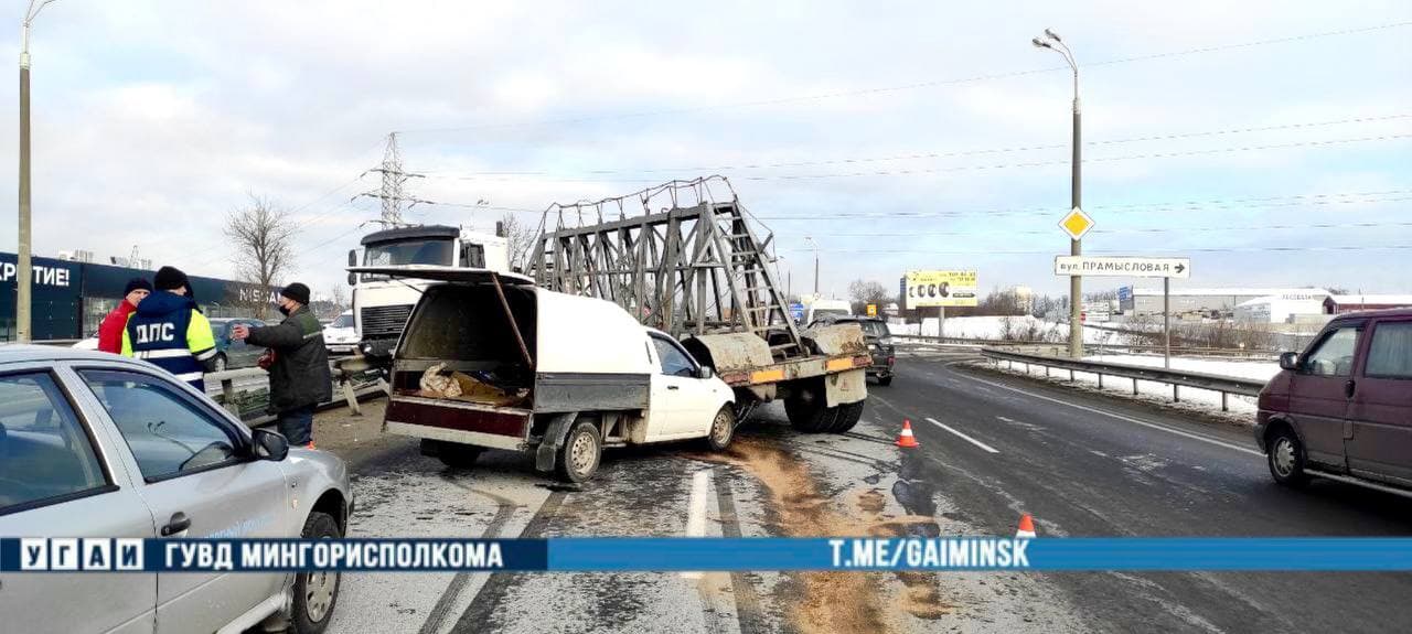 Водитель грузовика не справился с управлением и протаранил отбойник на МКАД