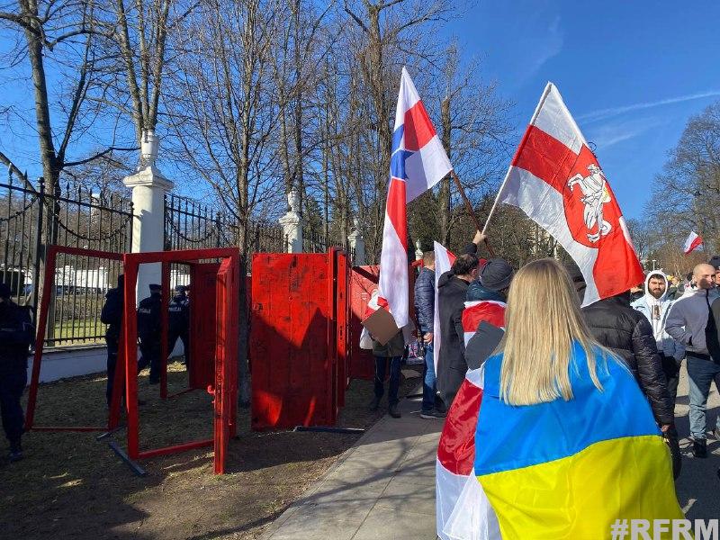 Антивоенная акция проходит у посольства России в Варшаве