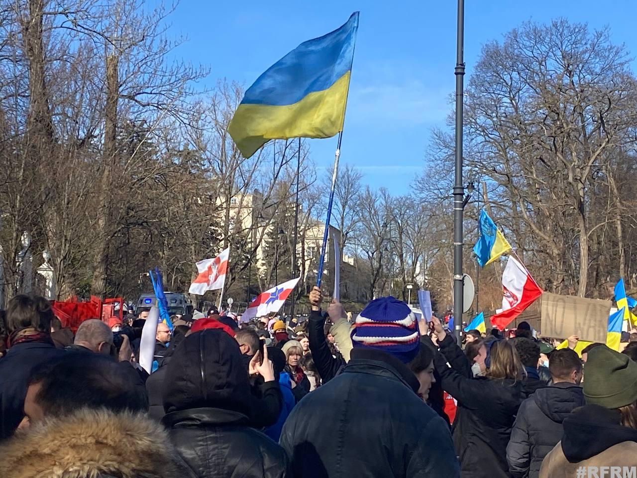 Антивоенная акция проходит у посольства России в Варшаве