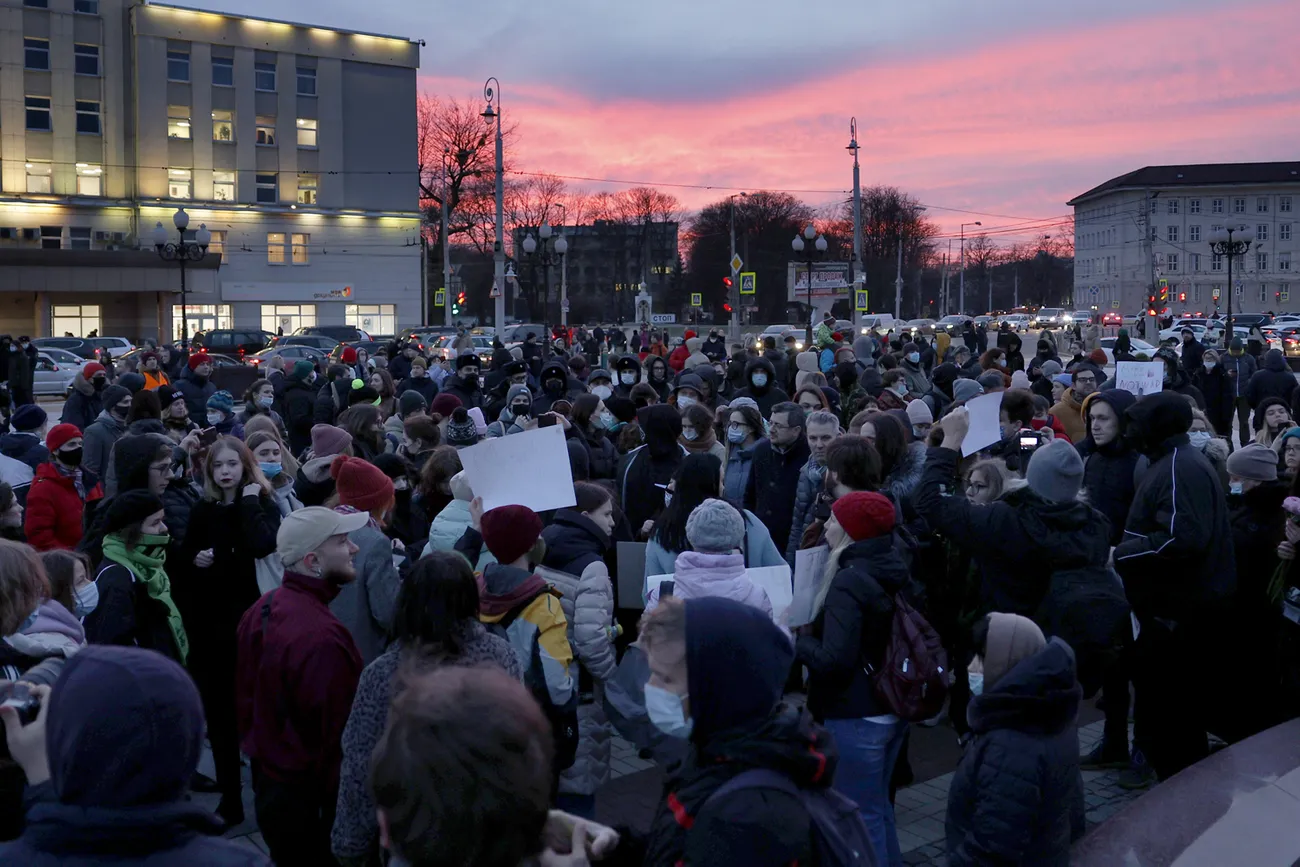 В российских городах проходят массовые митинги против вторжения в Украину