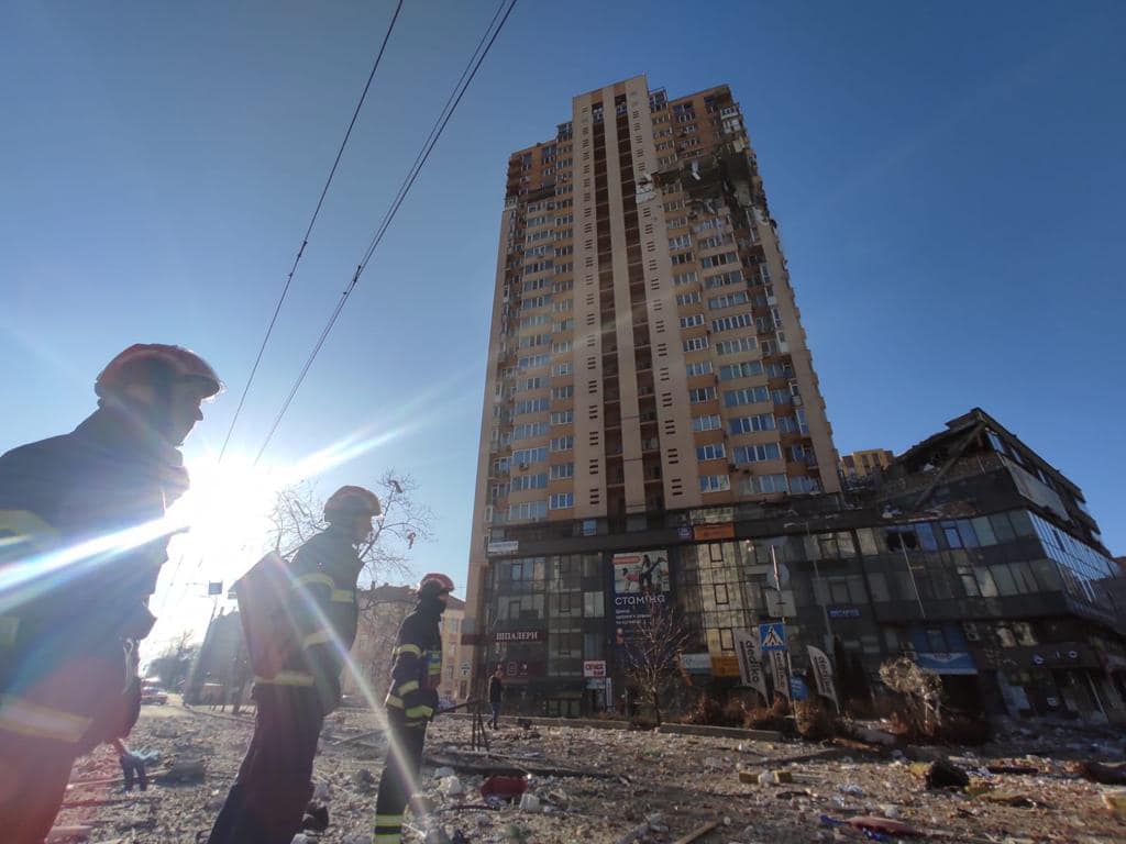 Ракета попала в жилой дом в Киеве