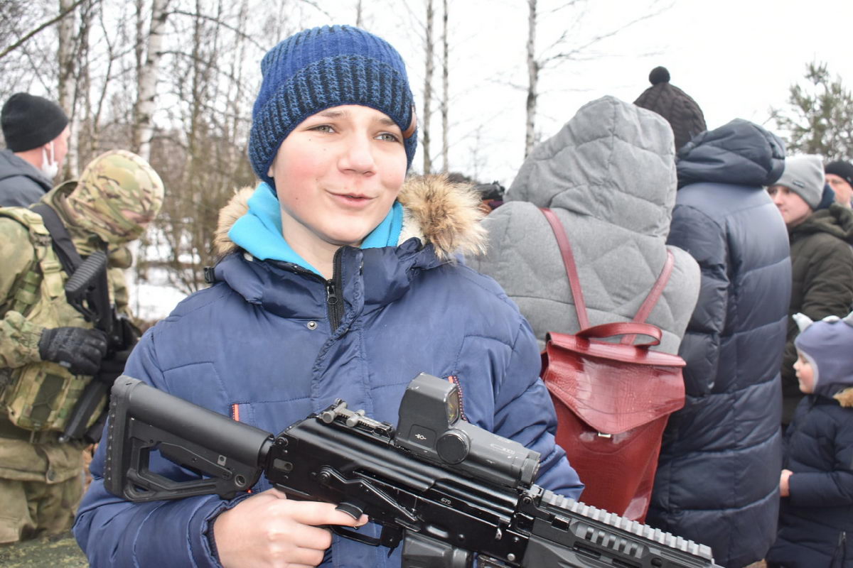 На учениях под Ельском прошла патриотическая акция для "заранее организованных групп школьников"