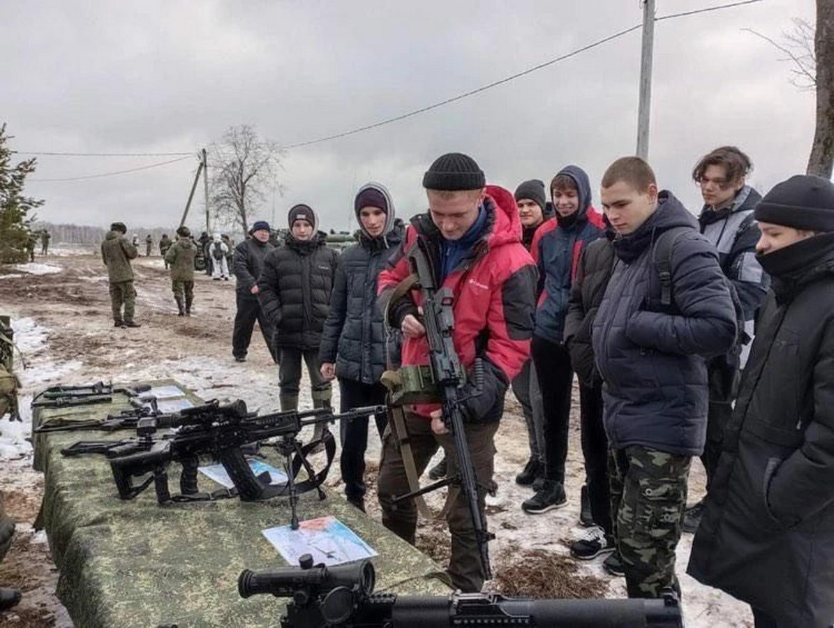 На учениях под Ельском прошла патриотическая акция для "заранее организованных групп школьников"