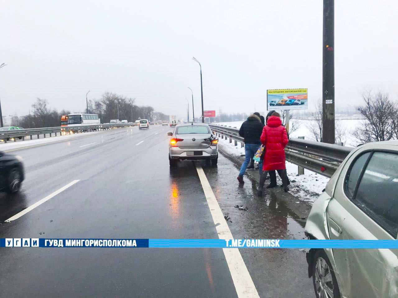 Восемь автомобилей попали в аварию на МКАД