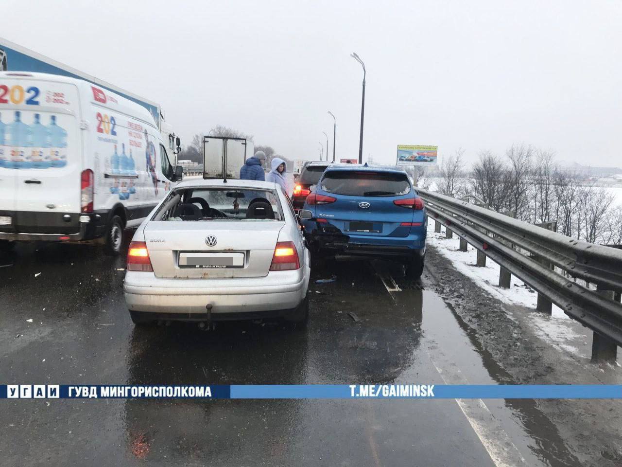 Восемь автомобилей попали в аварию на МКАД