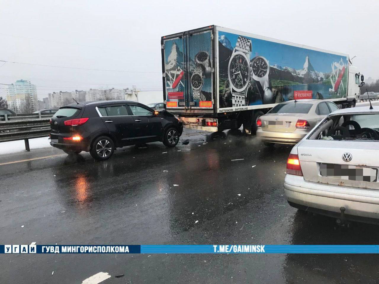 Восемь автомобилей попали в аварию на МКАД