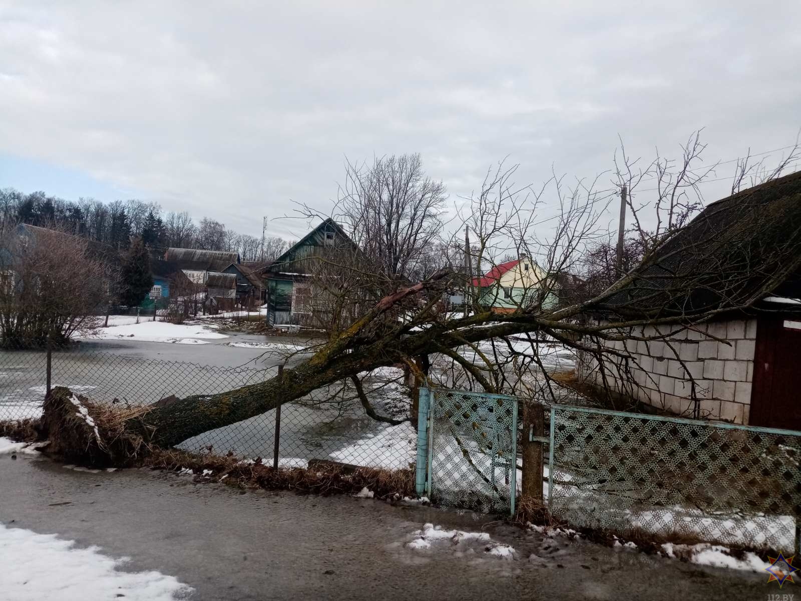 Более 30 населенных пунктов пострадали из-за сильного ветра