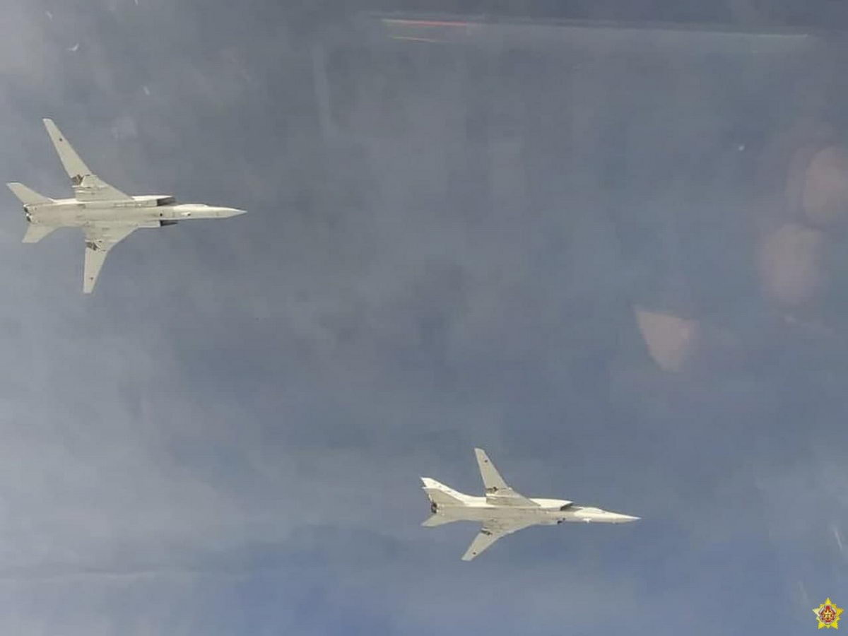 Российские бомбардировщики патрулируют воздушное пространство Беларуси - видеофакт