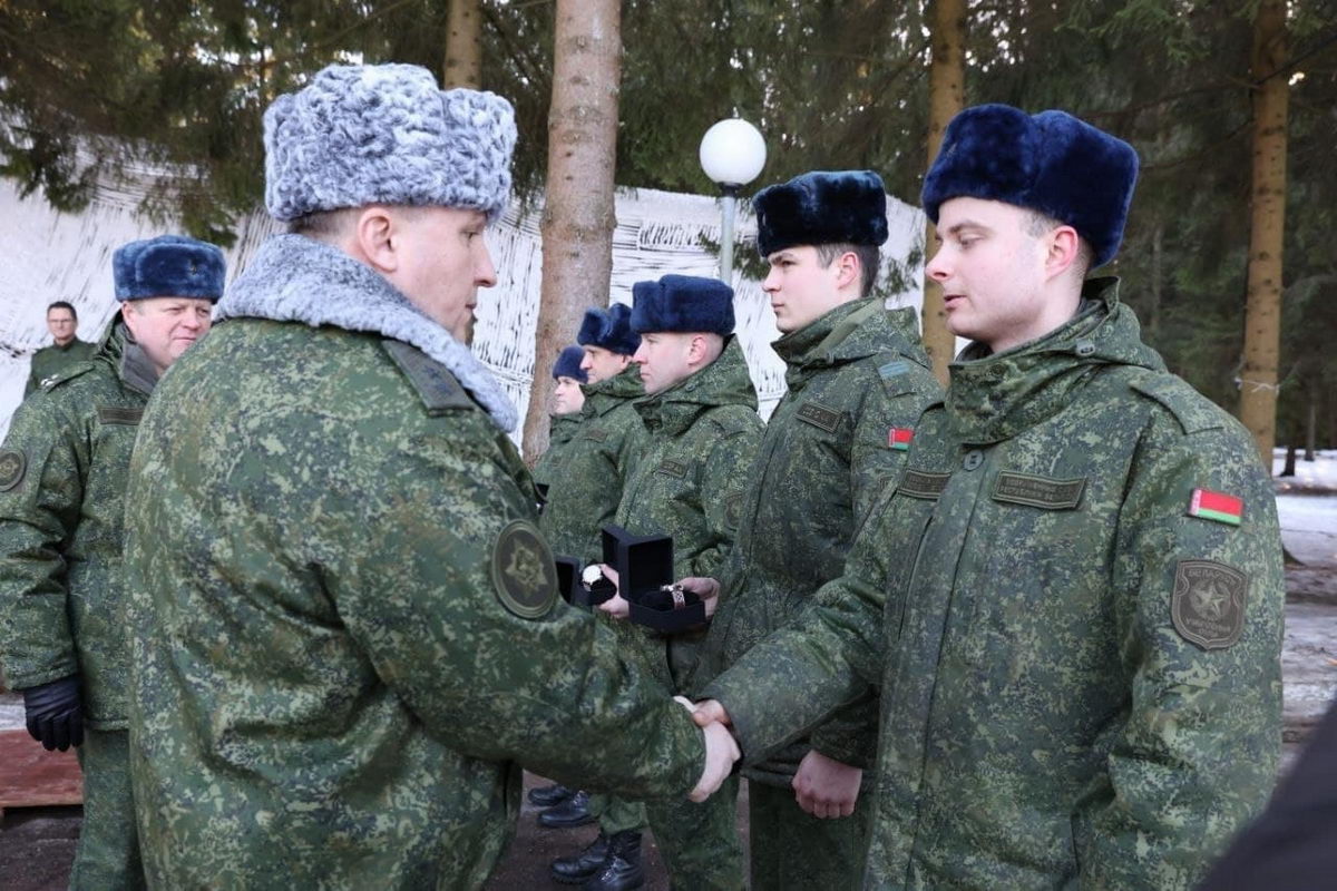 Хренин наградил отличившихся на учении военнослужащих Беларуси и России
