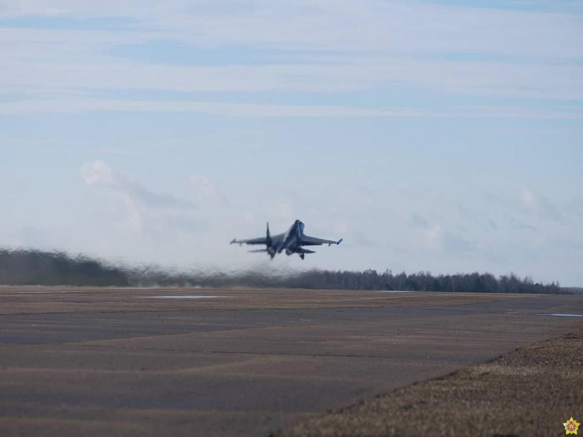 Су30СМ и Су-35С совершили совместные полеты под Барановичами