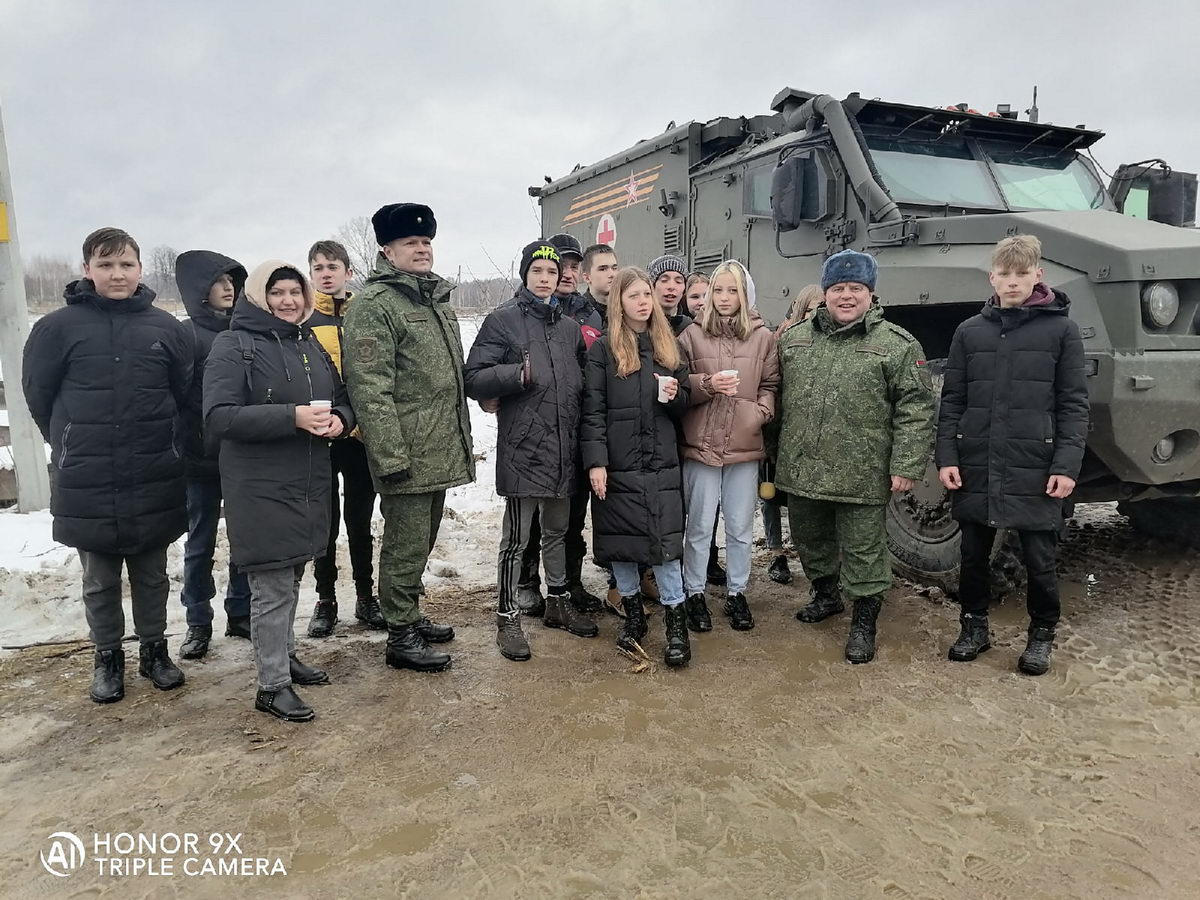 На учениях под Ельском прошла патриотическая акция для "заранее организованных групп школьников"