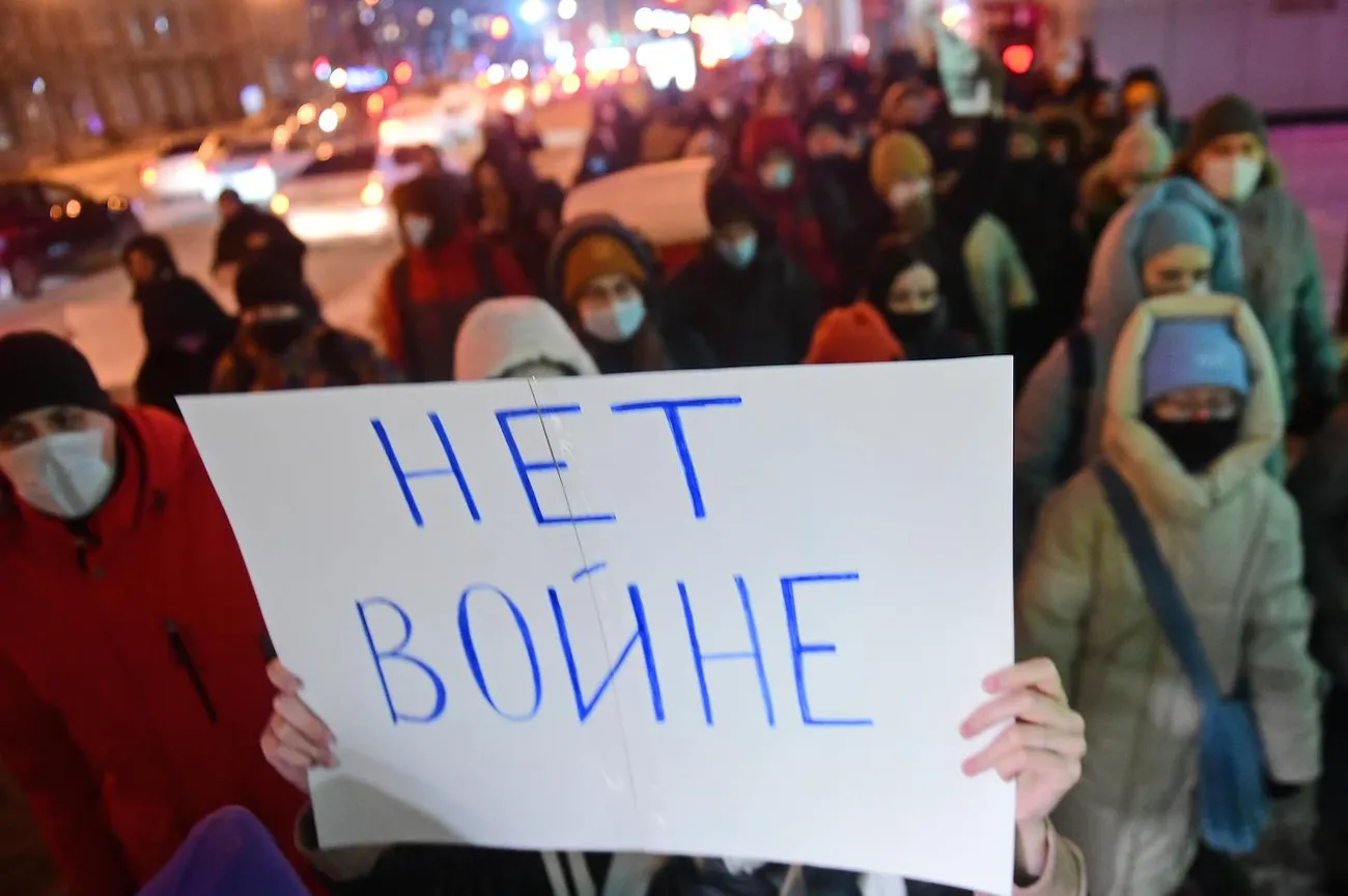 В российских городах проходят массовые митинги против вторжения в Украину