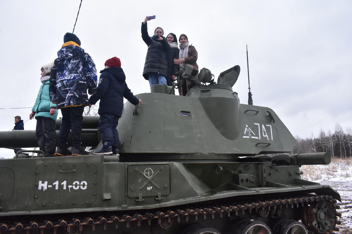 На учениях под Ельском прошла патриотическая акция для "заранее организованных групп школьников"